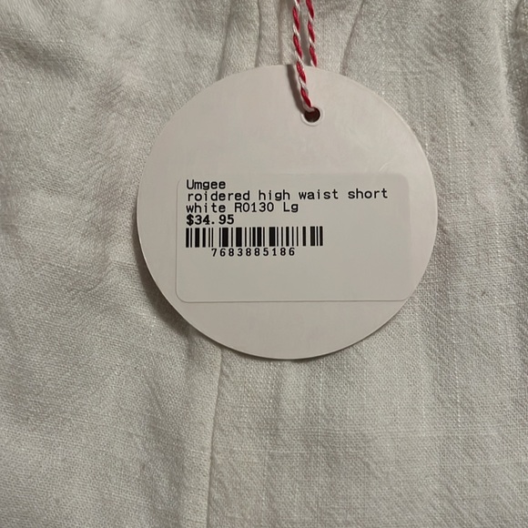 White cotton shorts by Umgee. Cute little hassle fringe and embroidered rosette - Picture 4 of 6